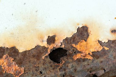 Arabanın paslı kaputu çürümüş, demire yapışmış.