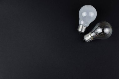 Siyah arka planda iki elektrik ampulü