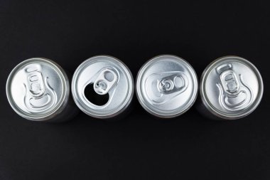 Alüminyum kutular siyah arkaplanda bir satırda görüntülenir