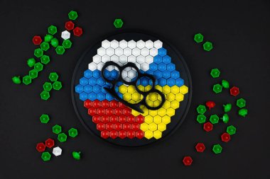 Mozaikler, iki ülkenin bayraklarıyla birlikte serildi. Karşılaşmanın sembolü olarak bayrakların üzerinde pirinç muşta vardı.