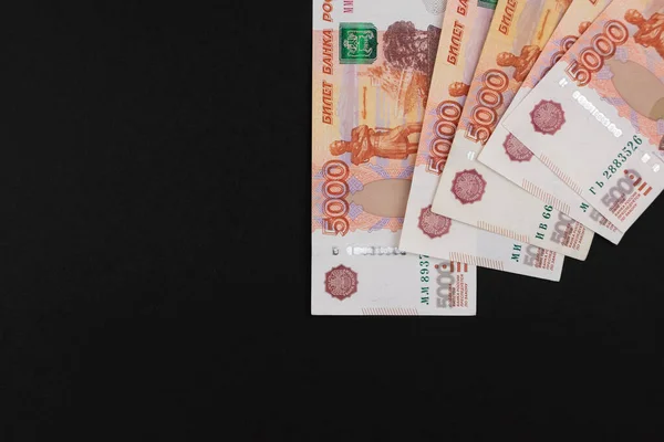 Rosyjska Waluta Zbliżenie Leży Czarnym Tle — Zdjęcie stockowe
