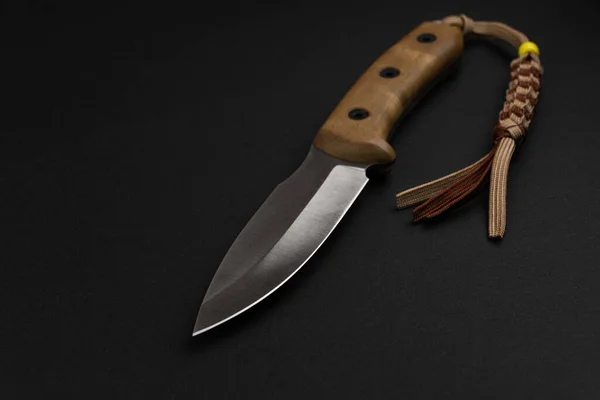 黒の背景に観光ナイフ 特殊ナイフ戦術 狩猟具 冷たい武器のシンボル — ストック写真