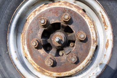 Paslı fındıklı ve yıpranmış lastikli eski bir disk.