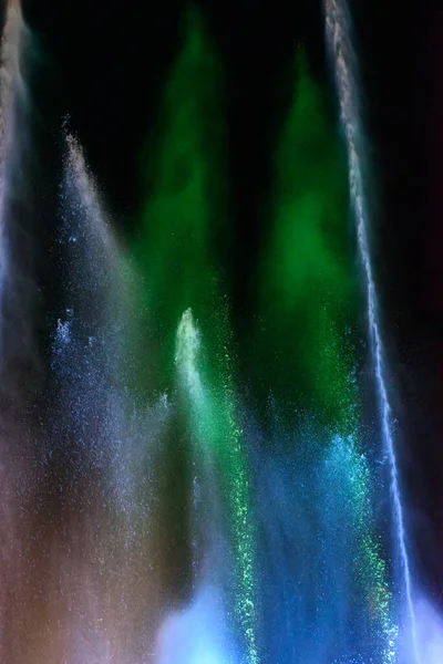 Geceleyin renkli çeşmenin hareket bulanıklığı