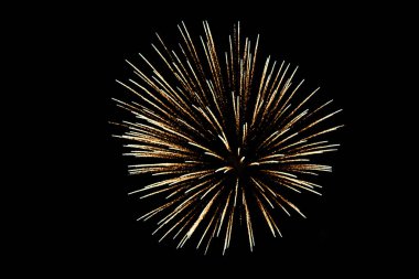 Yakın çekim havai fişekler gökyüzünde patlıyor. Siyah bir arkaplanda hareket bulanıklığı var..