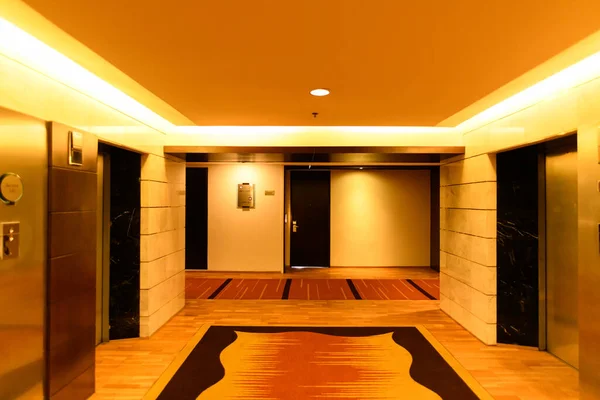 Empty Hallway Colorful Walls Warm Light — Stock Photo, Image