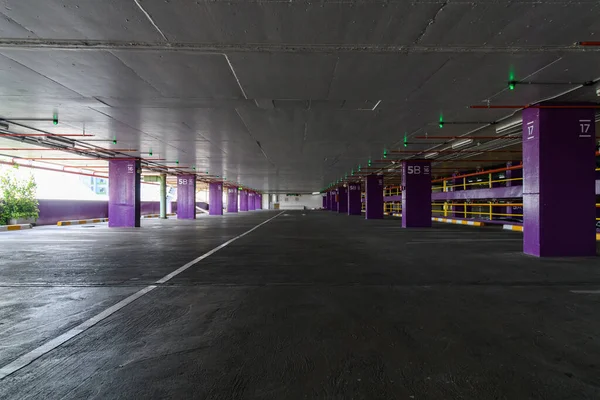 Boş otopark, otoparkta otopark yok.