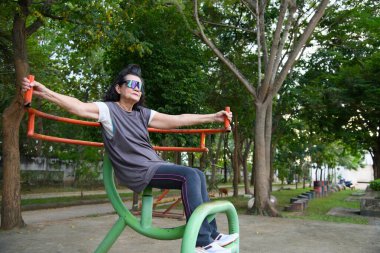 Büyükannem parkta egzersiz yapmaktan hoşlanır.