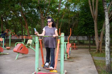 Büyükannem parkta egzersiz yapmaktan hoşlanır.