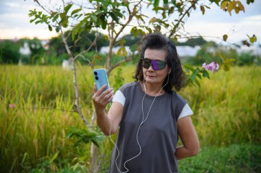 Büyükanne parkta yürüyüş ve egzersizin keyfini çıkar..