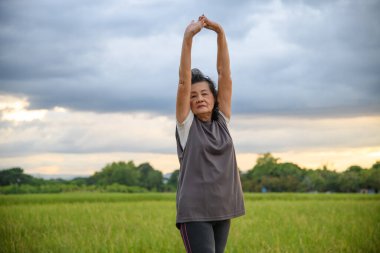 Büyükanne parkta yürüyüş ve egzersizin keyfini çıkar..