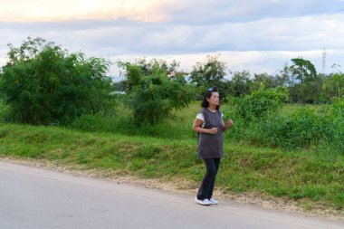 Büyükanne parkta yürüyüş ve egzersizin keyfini çıkar..