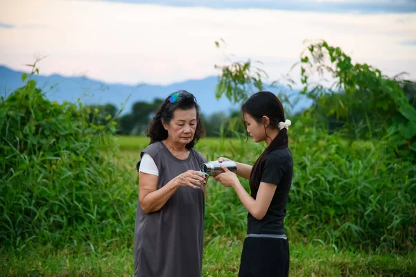 Büyükanne ve torun parkta birlikte yürümekten hoşlanırlar..