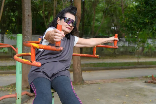 Büyükannem parkta egzersiz yapmaktan hoşlanır.