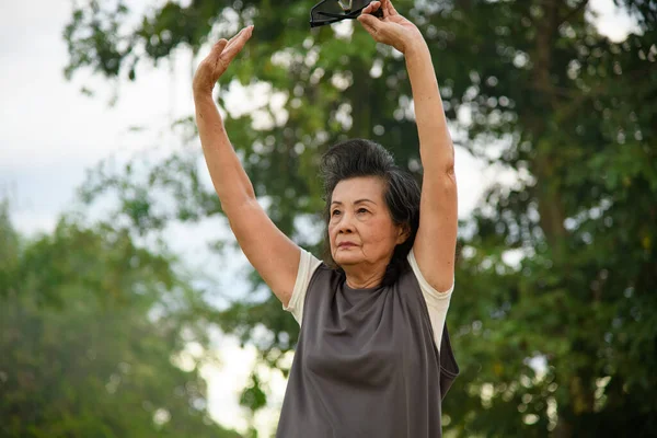 Büyükanne parkta yürüyüş ve egzersizin keyfini çıkar..