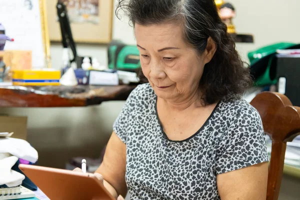 Büyükanne evdeki işleriyle ilgilenir..