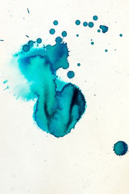 Beyaz arka plan üzerinde renkli sulu boya lekeleri