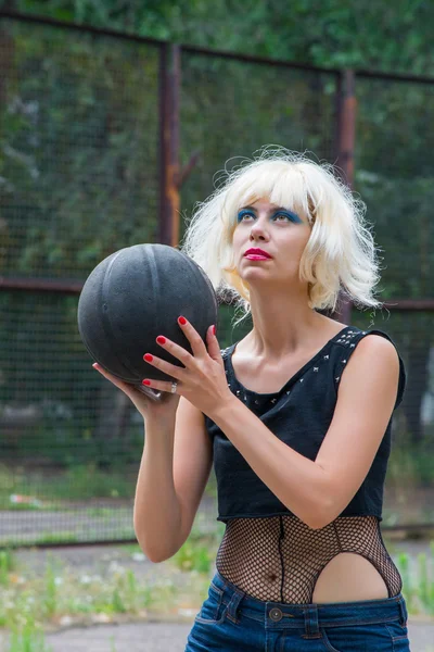 Loira no basquete — Fotografia de Stock