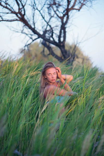 The girl in the reeds — Stock Photo, Image