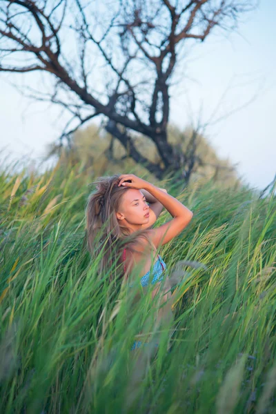 La chica de las cañas — Foto de Stock