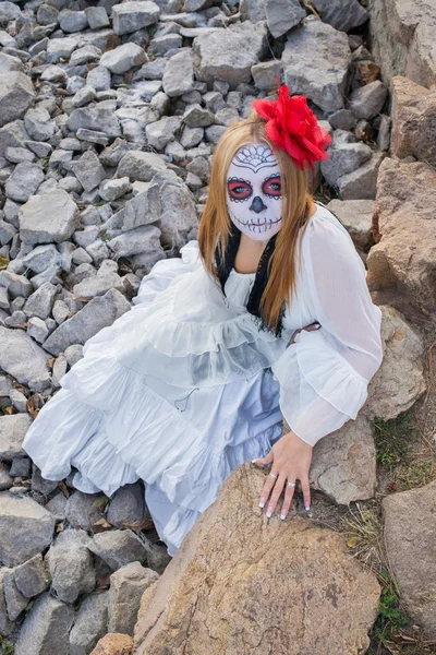 Menina na imagem de Santa Muerte — Fotografia de Stock