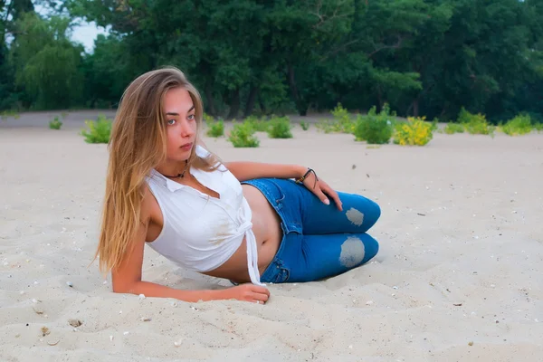 Giovane bella ragazza sdraiata sulla spiaggia — Foto Stock