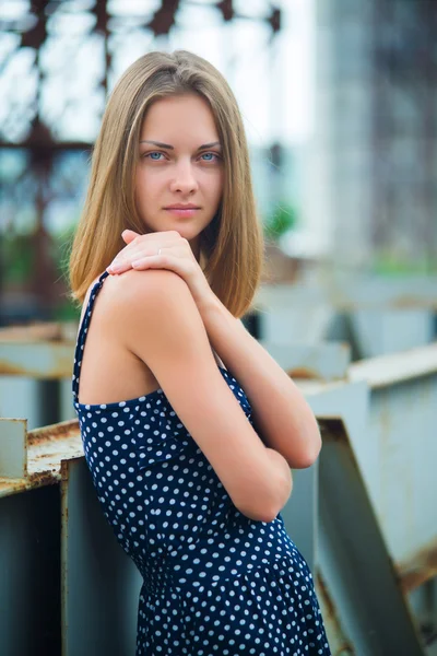 Jovem menina bonita em um vestido de verão — Fotografia de Stock