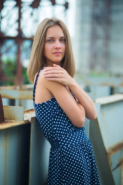 Jovem menina bonita em um vestido de verão — Fotografia de Stock