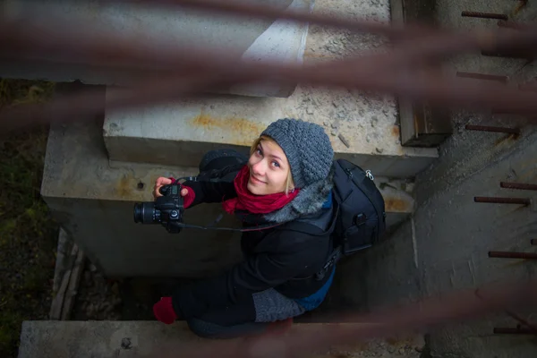 Fotografo ragazza seduta sulle lastre di pietra — Foto Stock