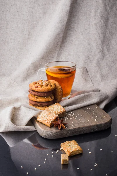 Breakfast with tea and biscuits — Stock Photo, Image