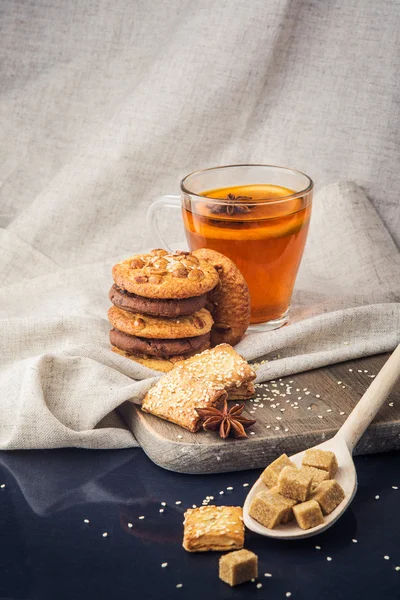 Breakfast with tea and biscuits — Stock Photo, Image