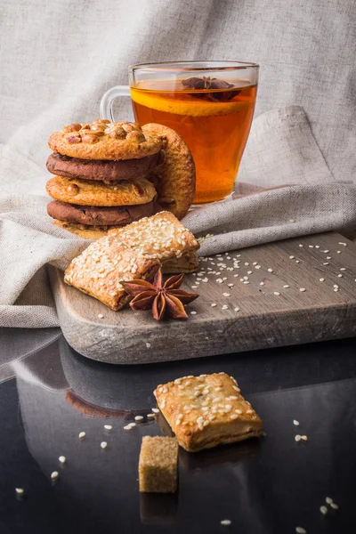 Petit déjeuner avec thé et biscuits — Photo