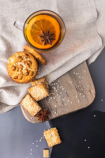 Petit déjeuner avec thé et biscuits — Photo