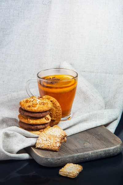 Petit déjeuner avec thé et biscuits — Photo