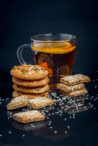 Petit déjeuner avec thé et biscuits — Photo