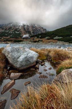 Dramatik bulutlu gökyüzü ile güzel dağ manzarası. Polonya, Beş Göller Vadisi.