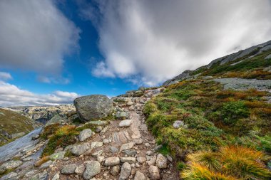 Dramatik bulutlu gökyüzü ile güzel dağ manzarası. Polonya, Beş Göller Vadisi.