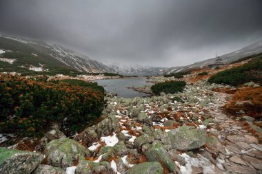 Dramatik bulutlu gökyüzü ile güzel dağ manzarası. Polonya, Beş Göller Vadisi.