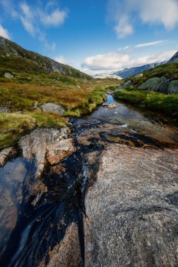 Dramatik bulutlu gökyüzü ile güzel dağ manzarası. Polonya, Beş Göller Vadisi.
