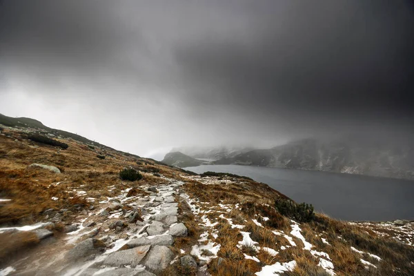 Dramatik bulutlu gökyüzü ile güzel dağ manzarası. Polonya, Beş Göller Vadisi.