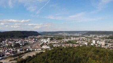 Windisch ve Hausen B. Brugg 'un hava manzarası, İsviçre, Aargau kantonundaki kasabalar. Habsburg Ormanı 'ndan sanayi, demiryolu ve yerleşim alanları..
