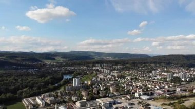 Brugg ve Umiken 'in hava manzarası, kanton Aargau, İsviçre' deki kasabalar. Habsburg Ormanı 'ndan sanayi, demiryolu ve yerleşim alanları..