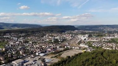 Windisch, Brugg, Umiken, Riniken, Oberbzberg, Linn ve Villnachern, kanton Aargau, İsviçre 'deki şehirlerin havadan genel görüntüsü. Habsburg Ormanı 'ndan sanayi, demiryolu ve yerleşim alanları..