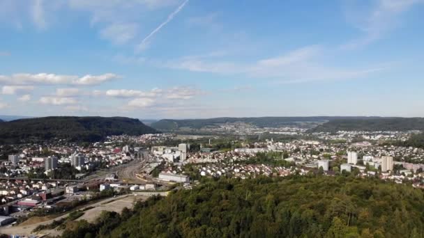 ウィンディッシュとハウゼンの空中ビューB ブルグ スイスのカントン オーガウの町 ハプスブルク家の森から見える産業 住宅地 — ストック動画