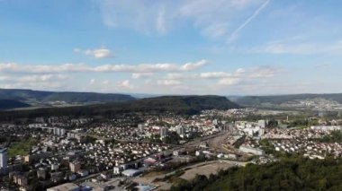 Brugg 'ün havadan görünüşü, İsviçre, Aargau kantonunda bir istikrarsızlığın merkezi. Sanayi, Demiryolu ve yerleşim alanı, Habsburg Ormanı. Sonbahar öğleden sonra kalkıyor. 10 Eylül 2020, Brugg İsviçre.