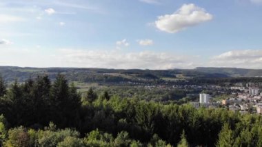 İsviçre 'nin Aargau kantonunda bir bölgenin ana kasabası olan Orman ve Brugg üzerinde hava manzaralı insansız hava aracı uçuşu. Sanayi, Demiryolu, viyadük ve yerleşim alanı, Habsburg Ormanı.