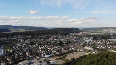 Brugg ve Windisch 'in Vindonissa' yla olan dönüşümlü görüntüsü, İsviçre 'nin Aargau kantonundaki Roma kasabaları. Habsburg Ormanı 'ndan görülen sanayi, demiryolu ve yerleşim alanı. Eylül 2020.