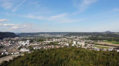 Brugg ve Windisch 'in Vindonissa' yla birlikte havadan görünüşü, kanton Aargau, İsviçre 'deki Roma kasabaları. Habsburg Ormanı 'ndan görülen sanayi, demiryolu ve yerleşim alanı. Eylül 2020.