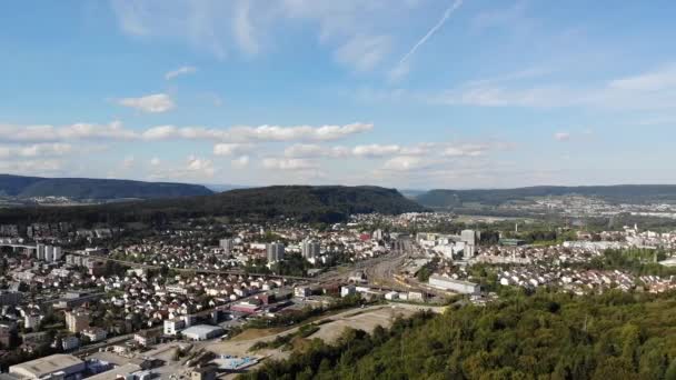 Vindonissa スイスのカントン オーガウのローマの町で ブルグと風の空中ビューを回転させます ハプスブルク家の森から見られる産業 住宅地 2020年9月 — ストック動画