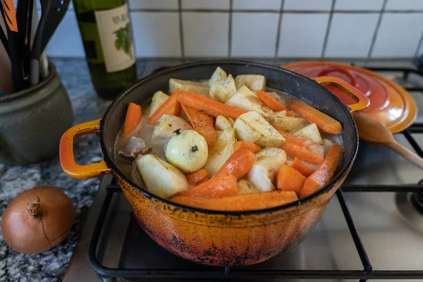 Apelsingryta Med Kött Tärnad Potatis Morötter Och Rotselleri Gasspis Lök — Stockfoto